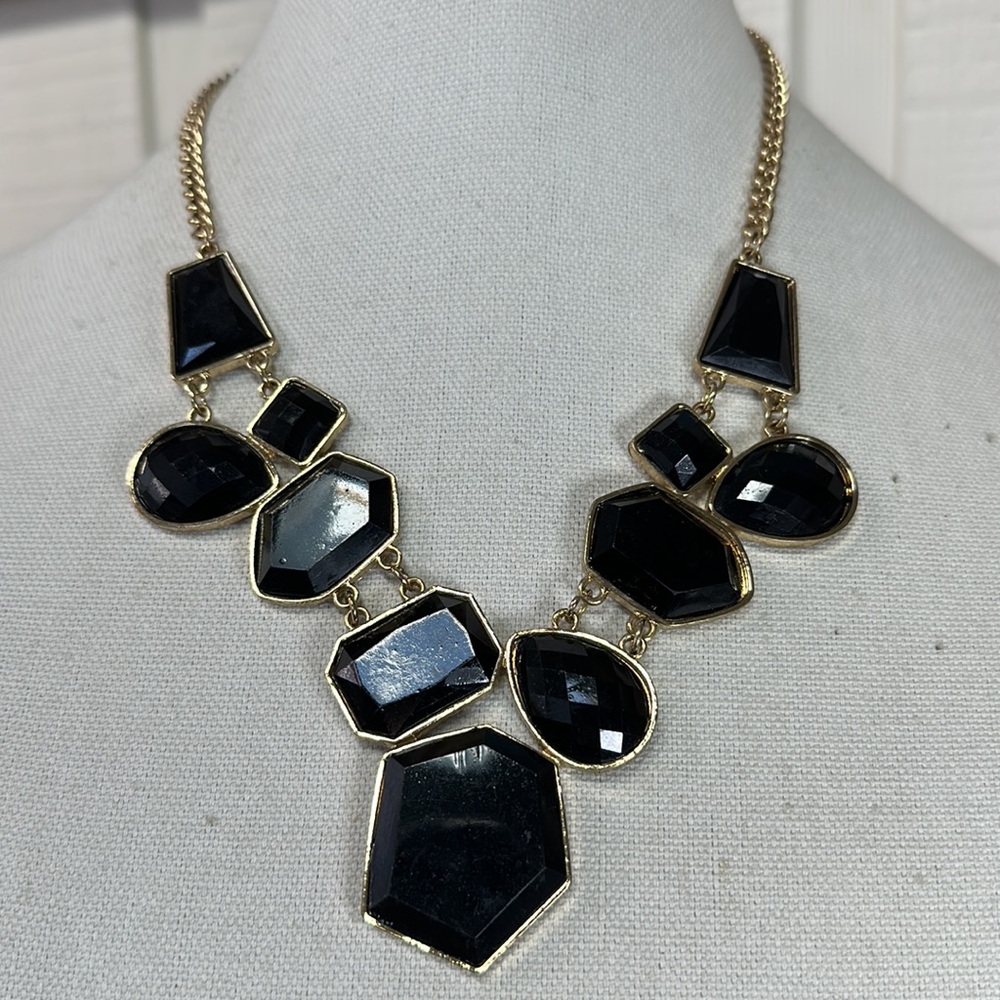 Black abstract vibe statement necklace
